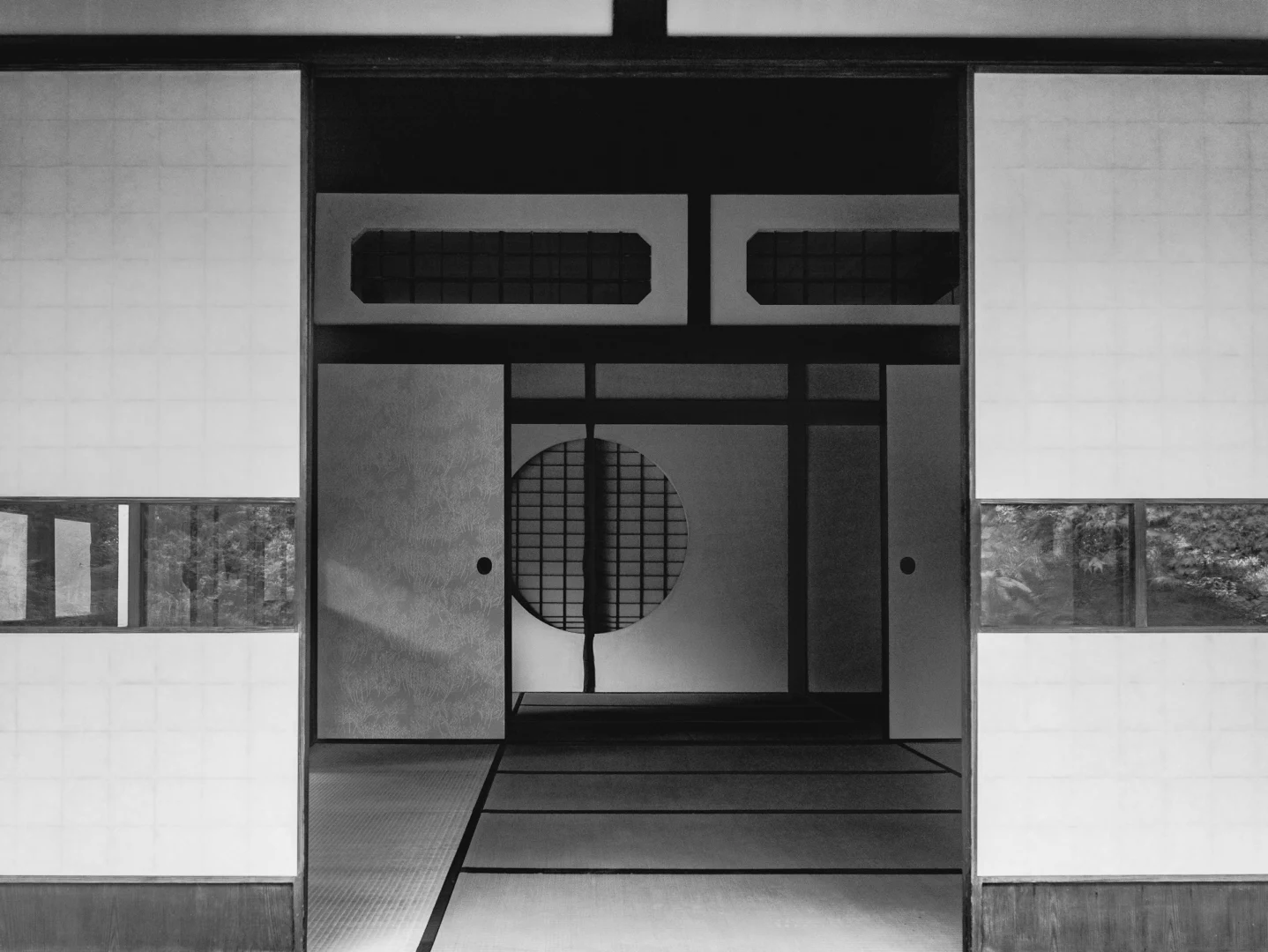 Pièce japonaise traditionnelle, shoji et tatami, en noir et blanc