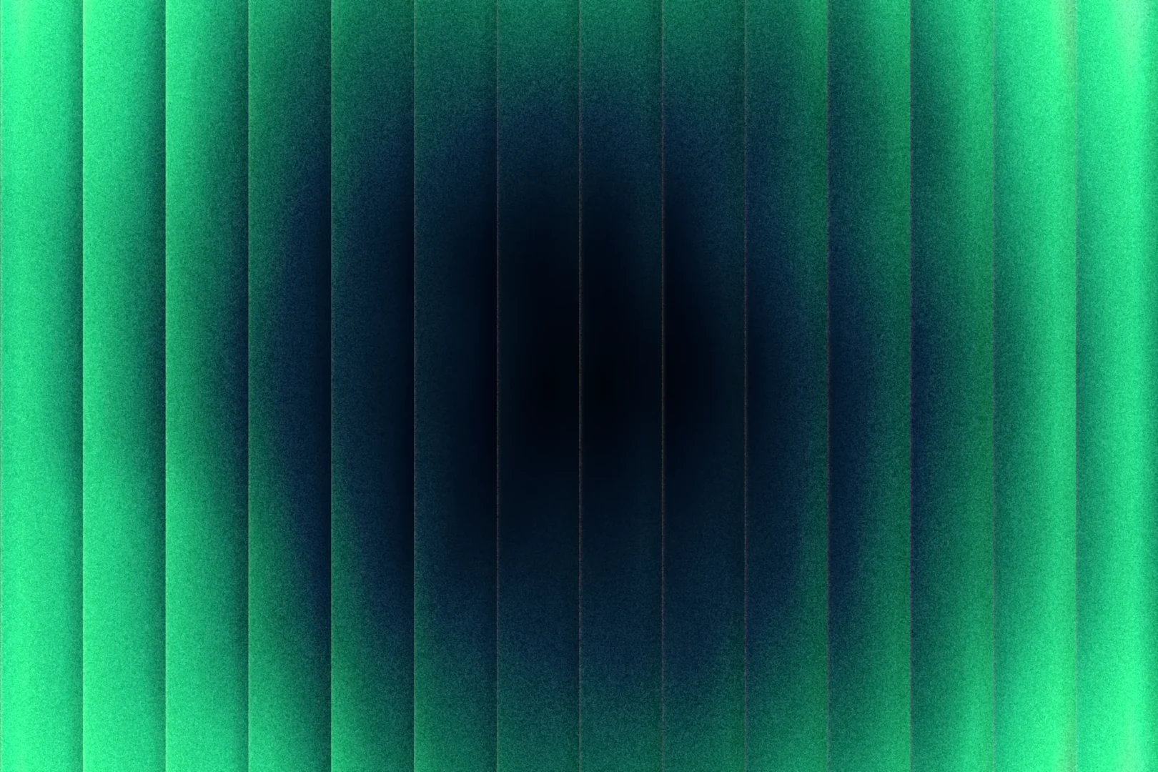 Dégradé vert et bleu nuit vu à travers des lames de verre cannelé, sur fond noir